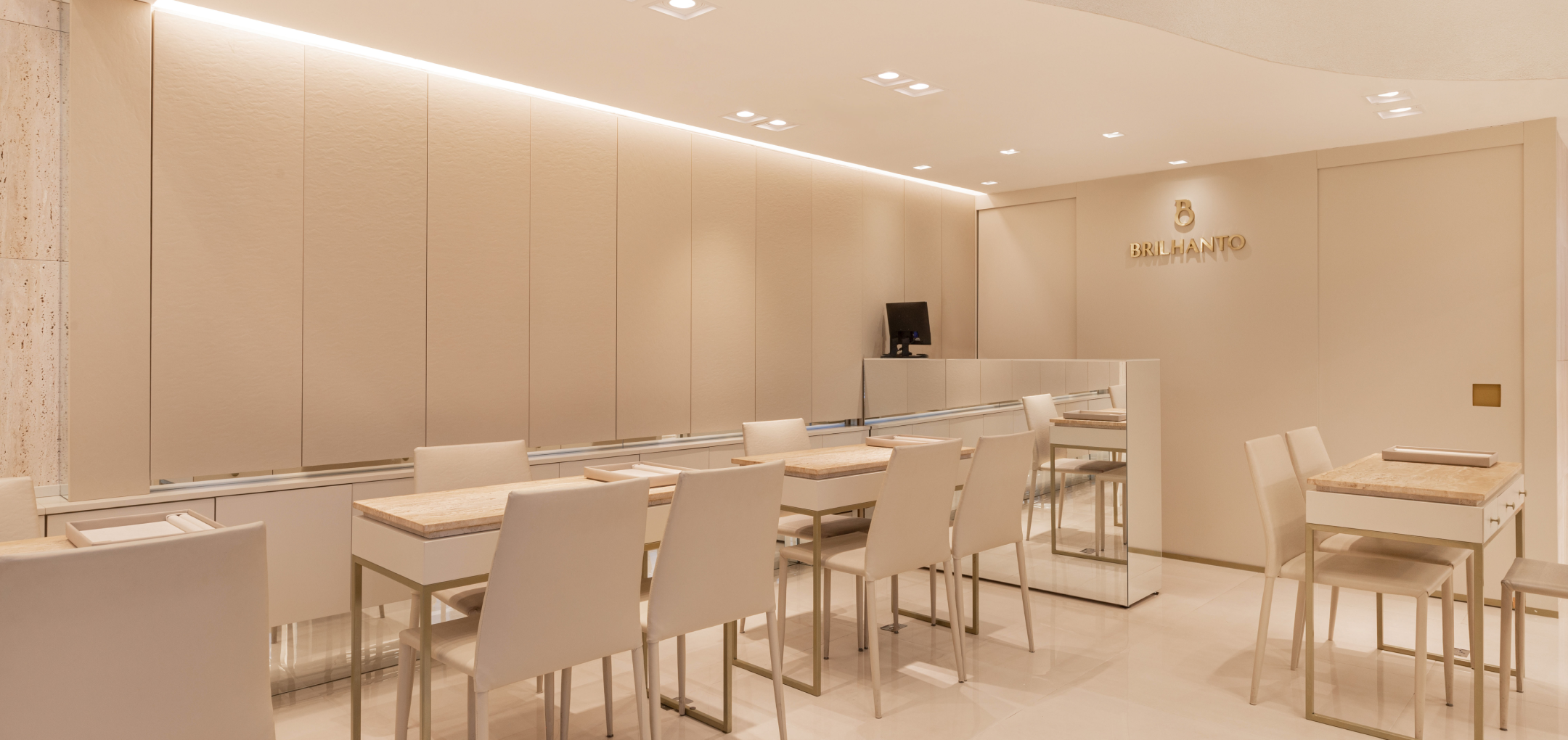 Sala de reuniões com elementos classicos