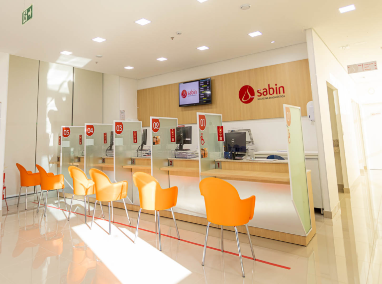 recepção de unidade médica e da saúde do Sabin em Brasília DF construída pela construtora BR Infinite Engenharia
